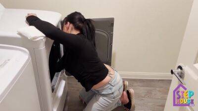 Big Ass Step Mom Stuck In The Washer Has To Make A Deal - upornia.com