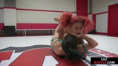 Wrestling redhead dyke smothers MILF with pussy after fight - txxx.com