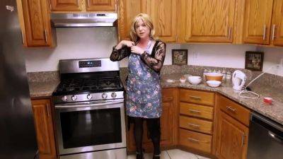 Erin Electra - Erin - Erin Electra - Mom Fucked While Baking Cupcakes - drtuber.com