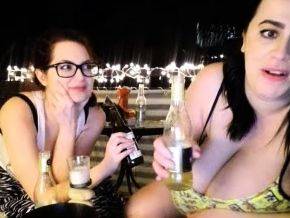 Webcam sex show featuring a brunette amateur MILF - drtuber.com
