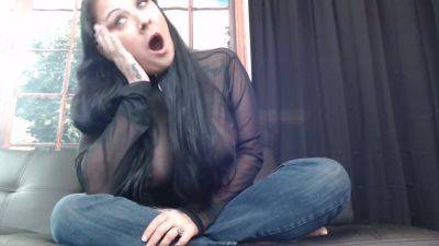 Milf Jeans Yawning Surfing The Net - hclips.com